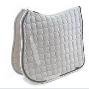 แผ่นรองอานม้าแบบคลาสสิก EQUILUX HANDCRAFT BOUTIQUE รุ่นพรีเมียมสั่งทำพิเศษ ขายดีที่สุด ผลิตจากผ้าขนสัตว์ผสมแบบเย็บติดกัน ระบายอากาศได้ดี - Product Image 2