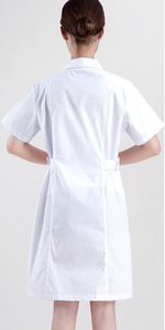 เสื้อกาวน์แพทย์สีขาวแบบทอสำหรับผู้หญิง ชุดยูนิฟอร์มพยาบาล ผ้าฝ้าย มีกระเป๋า 3 ช่อง ติดกระดุมแป๊ก แขนสั้น - Product Image 5