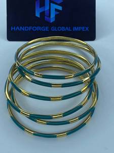 Compre Brazaletes Étnicos de Resina y Latón de Handforge Global Impex al por Mayor, Proveedor Verificado de Alibaba en India, MOQ Bajo, para Fiestas y Eventos - Product Image 2