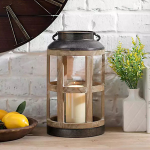 Lanterne cylindrique rustique en bois naturel avec un dessus et une base en métal bronze vieilli et une insert en verre transparent. - Product Image 3