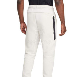 Jogging slim fit en molleton technique pour homme, style décontracté avec poches latérales, léger et facile à porter toute la journée, intérieur ou extérieur. - Product Image 4