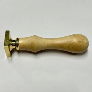 Sello de Cera Cuadrado de Latón de 22 mm Hecho a Mano con Madera de Arce, Sello de Cera Multiusos para Invitaciones de Boda - Product Image 1
