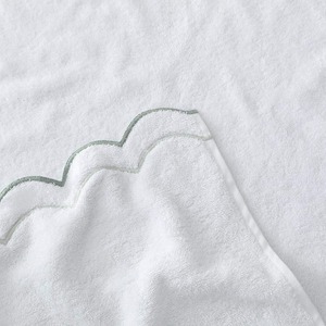 Serviettes de spa et de salon de luxe en coton 100% jetables, personnalisées en usine, à séchage rapide et rafraîchissantes - Product Image 3