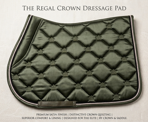 Élégante tapisserie de selle HMGLOBAL HMG-SP-6079 taille Cob, brodée Couronne royale, pour saut d'obstacles et dressage, rembourrage en mousse 18mm, satin premium - Product Image 1