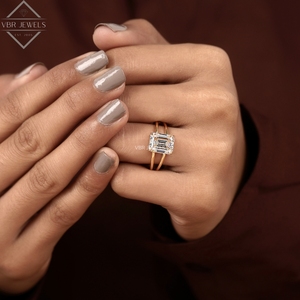 Anillo de Diamante Corte Esmeralda en Oro Amarillo, Diseño de Lujo con Tallo Dividido, Joyería de Compromiso para Mujer, Regalo - Product Image 6