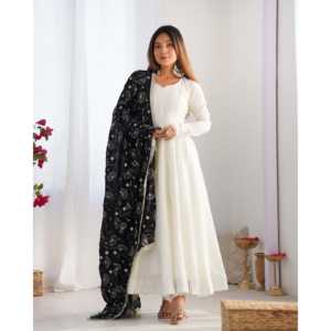 Hermoso Vestido Anarkali Modesto para Bodas con Pantalón y Dupatta para Fiestas y Ocasiones Especiales - Product Image 3