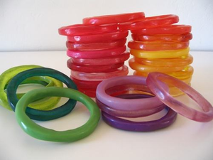 Bracelets en résine faits à la main, motif floral peint, manchette ronde noire et colorée, en vente - Product Image 4