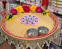 Ensemble de thali de prière décoratif Jaipurios en acier fait main de 12 pouces, style fusion moderne et traditionnel, avec contenants pour Roli Chawal et motif floral en corde