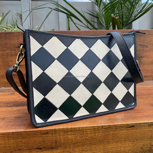 Vente en gros Sac à bandoulière personnalisé usiné à la main en cuir véritable à carreaux avec sangle réglable pour sac à main de luxe pour femme - Product Image 4