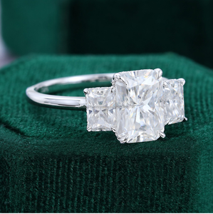 Conjunto nupcial Incoloro Corte radiante Moissanite Aniversario Tres piedras Conjunto de cuatro puntas Anillo de diamantes - Product Image 3