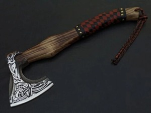 Hacha Vikinga Tomahawk con Hoja de Acero Forjado de 4 Pulgadas, Mango de Madera, Funda de Cuero Roja y Negra, para Supervivencia y Uso en Exteriores - Product Image 4