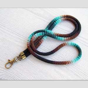 Collar de cuentas hecho a mano estilo bohemio, elegante llavero y porta credenciales para mujer a precio económico. - Product Image 1