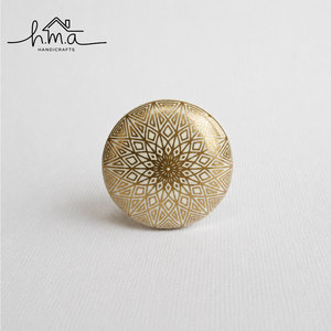 Bouton de meuble en laiton Artisan Loop, finition or antique, poignée sculpturale pour tiroir, pour meubles modernes - Product Image 3