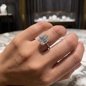 Anillo de Compromiso con Halo Oculto de Diamante Cultivado en Laboratorio con Corte Esmeralda de 4 Quilates, Oro de 14K, Certificado IGI - Product Image 2
