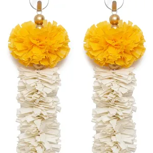 Décoration suspendue artisanale en forme de fleur jaune avec des guirlandes florales blanches, motif paon et embellissements en perles pour la décoration traditionnelle festive de la maison - Product Image 6