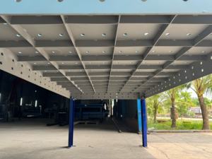 Table de soudage à prix avantageux, structure en acier perforé épais renforcé avec grille interne, et pieds en acier rigides. - Product Image 3