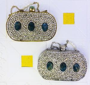 Bolso de mano para mujer, estilo fiesta, Fusion Republik, con cristales cuadrados, correa de cadena con cierre magnético y forro de poliéster - Product Image 1