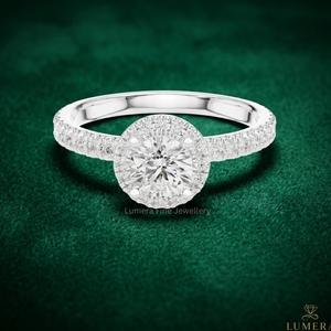 Anillo de Compromiso con Diamante de Corte Redondo Certificado por IGI, Anillo de Boda con Halo y Banda Pavé para Mujer, Disponible en Oro de 9K, 10K, 14K y 18K - Product Image 1