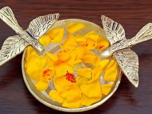 Bol Urli traditionnel en laiton avec motif floral et oiseaux, artisanal, décoratif ethnique, pour fleurs flottantes, bougies, décoration de table vintage - Product Image 2