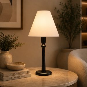 Lámpara de Mesa Metálica de Lujo Hourglass con Base Geométrica de Hierro Dorado Cepillado, Pantalla Rectangular de Tela Premium, Iluminación Ambiental Cálida - Product Image 4