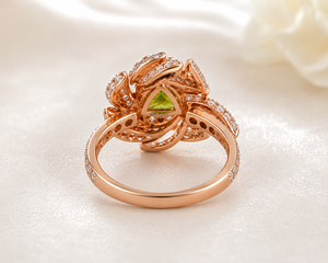 Bague florale de luxe en or 10K, 14K, 18K ou argent 925, 935 avec pierre précieuse verte taille trillon et accents de feuilles de diamant pour femme - Product Image 4