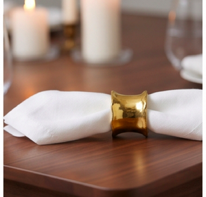 Anneau de serviette en métal doré, design ondulé sculpté à la main, rond, parfait pour la table et comme accessoire de décoration - Product Image 3