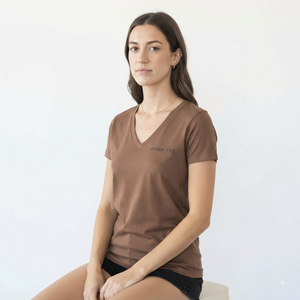 Camiseta de Cuello en V para Mujer, Manga Corta, Color Marrón Sólido, Logotipo Ojo de Halcón, Jersey Informal, 100% Algodón, Transpirable, Corte Regular, para Todas las Temporadas - Product Image 4