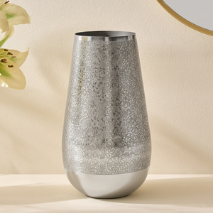 Elegante Florero Metálico Dorado con Motivo Floral Grabado, Base Pulida Lisa, Lujoso, Hecho a Mano, Resistente al Óxido, Sofisticado para Bodas - Product Image 6