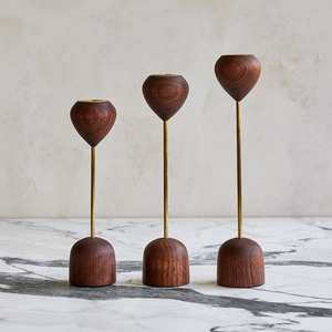 Ensemble de trois bougeoirs en bois avec des tiges métalliques fines et des sommets en forme de goutte d'eau distinctifs, de différentes hauteurs, pour la maison - Product Image 1