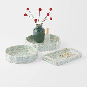 Plateau en nacre à bords festonnés, mosaïque de coquillages botaniques multiformes, plat décoratif unique pour un style d'intérieur moderne - Product Image 2