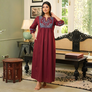 Elegante Vestido Midi de Satén de Algodón con Detalle Bordado - Product Image 1