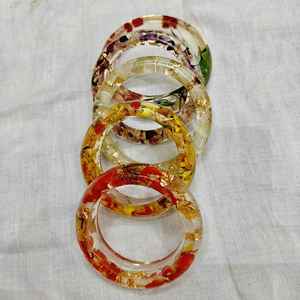 Pulsera de resina pulida con acabado liso, joyería de resina con efecto cristal, pulseras de resina artesanales, pulsera de resina con flores secas - Product Image 1