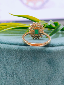 แหวนเพชรพลอยสีเขียวมรกตประดับเพชรด้านข้างในทองคำขาว ดีไซน์หรูหราสำหรับงานหมั้นและงานแต่งงาน ของขวัญเครื่องประดับชั้นดีสำหรับผู้หญิง - Product Image 6