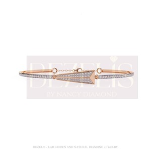 Brazalete Moderno de Oro Amarillo con Diamantes Cultivados en Laboratorio, Corte Piramidal, con Cadena de Seguridad y Diseño Arquitectónico - Product Image 2