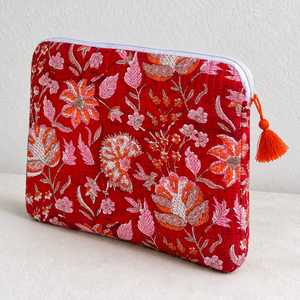Housse d'ordinateur portable matelassée brodée rouge avec fermeture éclair, poignée souple et housse en coton pour voyage et usage quotidien - Product Image 2