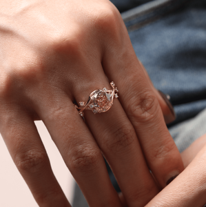 Anillo de Compromiso Inspirado en la Naturaleza con Diamante Rosa de Laboratorio de 3CT en Corte Cojín, con Piedras Laterales Redondas y Banda con Diseño de Hojas de Vid - Product Image 2