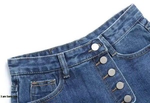 Pantalones cortos vaqueros con pedrería y diseño brillante para un look de verano a la moda. - Product Image 2