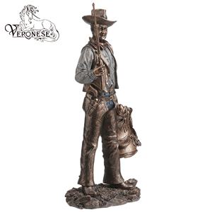 Figurine en résine de décoration d'intérieur européenne de luxe peinte à la main, design veronais - cow-boy tenant une selle et un fusil - Product Image 2