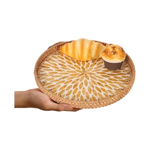 Plateau de service en rotin naturel avec surface décorative en nacre - Product Image 2