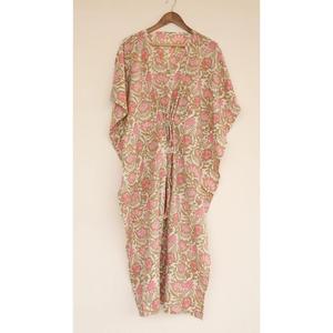 Vestido Kaftan Bohemio Rosa con Estampado Floral, Cuello en V, Corte Holgado para Mujer, Vestido Maxi de Algodón para Vacaciones - Product Image 1