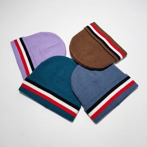 Bonnet tricoté unisexe avec bordure rayée en polyester et coton, idéal pour l'hiver, les voyages, les activités de plein air et le quotidien - Product Image 5