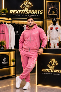 Ensemble survêtement streetwear personnalisé pour homme, rose, avec sweat à capuche zippé et pantalon de jogging assorti, imprimé graphique et clouté, OEM ODM - Product Image 4
