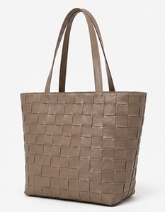 Sac fourre-tout d'épaule de luxe fait main en cuir véritable tressé couleur unie pour femme, idéal pour l'été et la plage, en polyester de qualité supérieure - Product Image 2