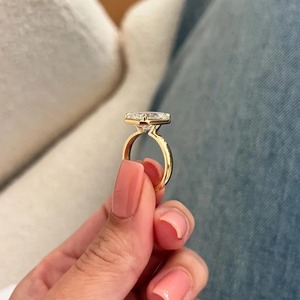 Anillo de Diamante de Compromiso y Boda con Diseño Único, Corte Esmeralda, Diamante Cultivado en Laboratorio, Engaste de Puntas, Oro Amarillo de 18K, Moderno, Certificado IGI - Product Image 2