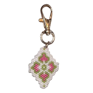 Porte-clés de créateur fait main, breloque perlée unique et tendance pour sacs de voyage, sacs à main colorés, technique de couture - Product Image 4