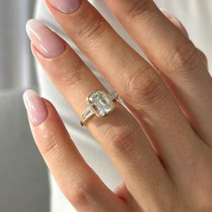 Anillo de Tres Piedras con Diamante de 2 Quilates de Mina Antigua con Corte Cojín en Oro Amarillo, Certificado por IGI - Product Image 1