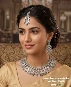 Parure de bijoux plaqué or en alliage avec perles, collier ras-du-cou, boucles d'oreilles et Maang Tikka, style ethnique fait main, haute qualité, dernière collection pour mariages et fêtes - Product Image 1