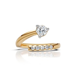 Anillo de Diamantes en Oro Amarillo y Blanco de 14K, Pieza de Joyería Fina para Hombre, con Banda Asimétrica Abierta - Product Image 1