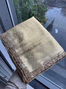 Elegante Saree de Seda Beige con Borde Bordado, Traje Formal de Boda para Mujer, Estilo India-Pakistán - Product Image 5