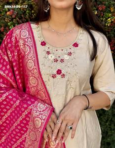 Kurti-Pant de Seda Romana de Primera Calidad con Trabajo Artesanal, Listo para Usar, Color Crema, con Dupatta, Suministro al por Mayor, Exportador Mundial - Product Image 3